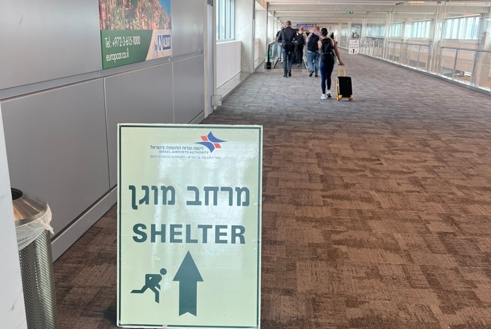 Señales indican camino a seguir hacia los refugios en el aeropuerto Ben Gurion de 