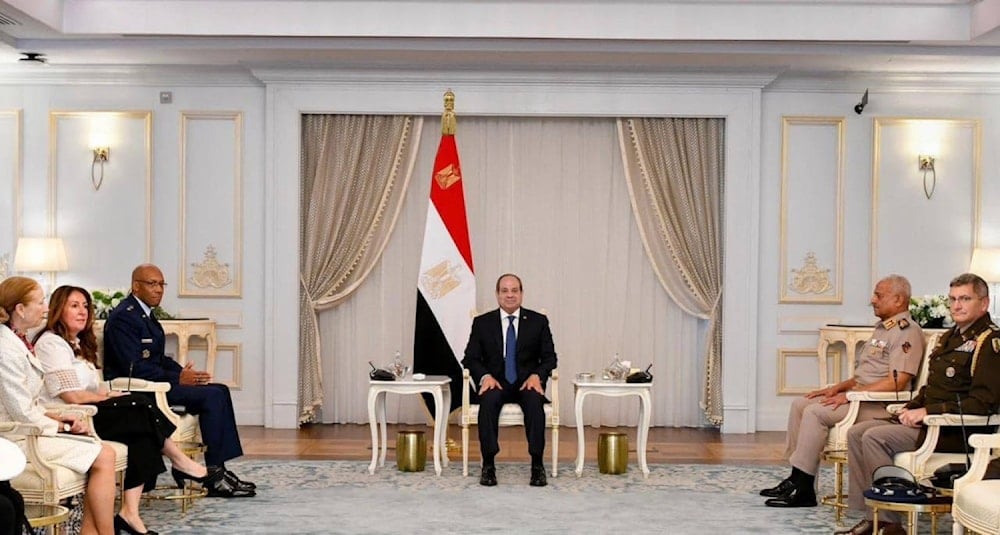 Presidente de Egipto, Abdel Fattah El-Sisi, durante su reunión con el jefe del Estado Mayor Conjunto de Estados Unidos (Presidencia egipcia)