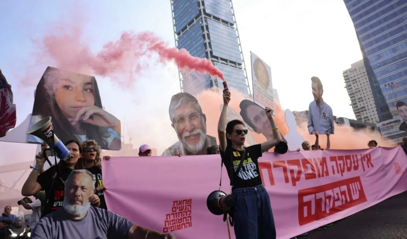 Manifestantes israelíes y familiares de prisioneros en Gaza bloquearon la calle Ayalon, la principal vía de tráfico en el centro de “Tel Aviv”. (Foto: Medios israelíes)