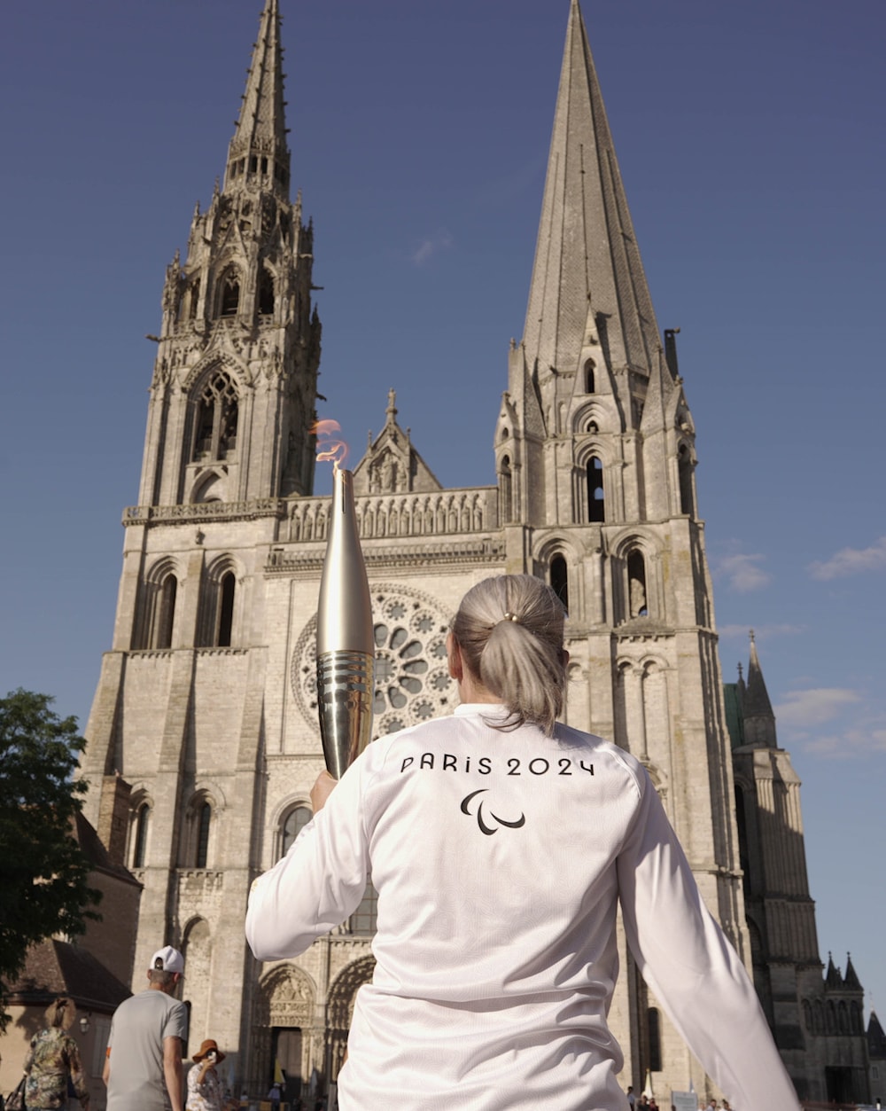 Llama paralímpica llega a Región Parisina en Francia.