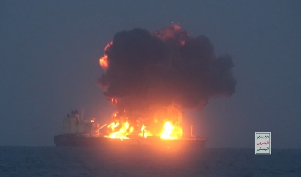 Armada de Yemen publica escenas del incendio del barco griego SOUNION, en el mar Rojo.