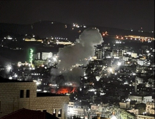 El humo se eleva como resultado del bombardeo israelí en el campo de Nour Shams, en Tulkarm. (Foto: Redes sociales)