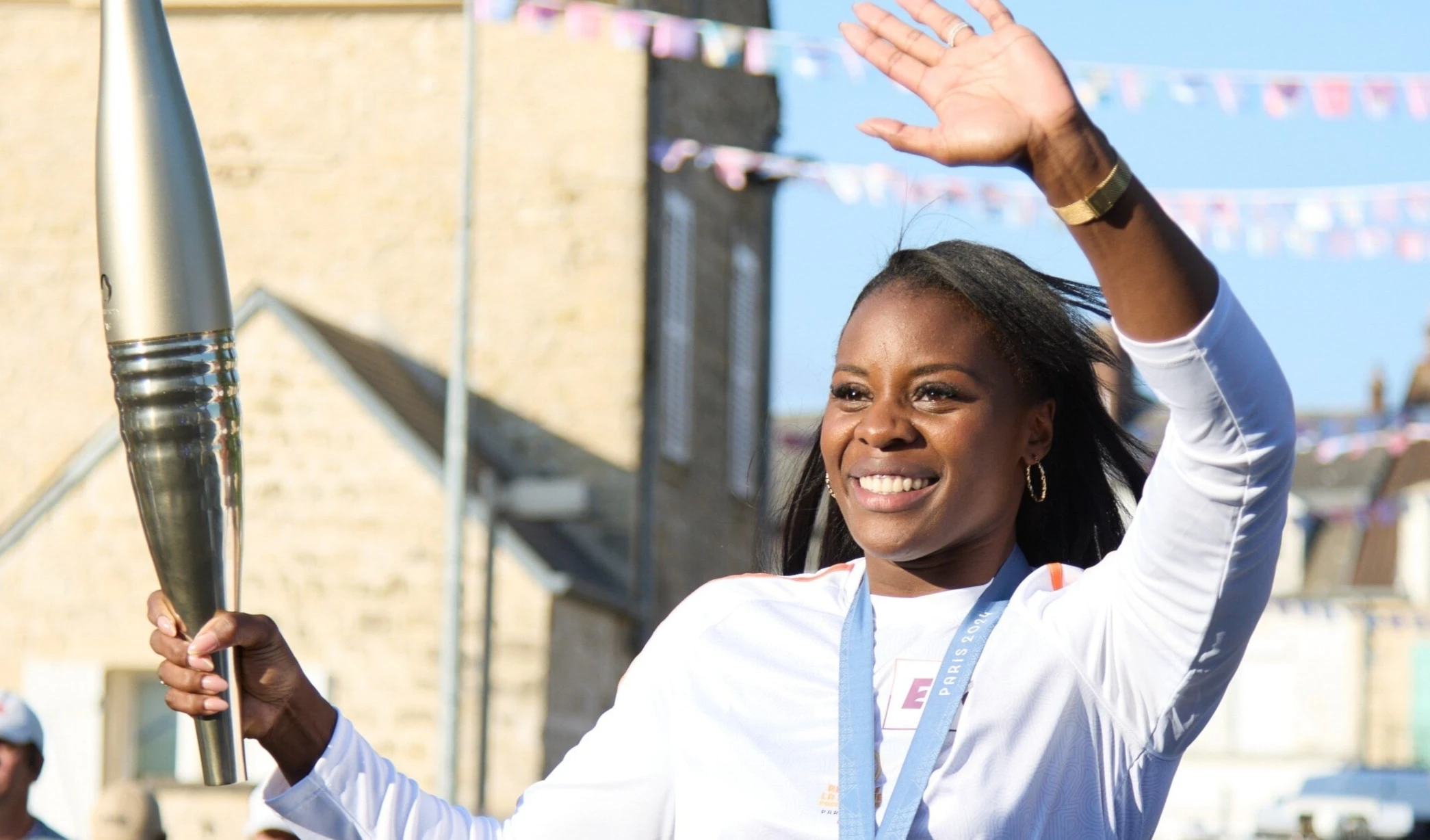 Llama paralímpica llega a Región Parisina en Francia.