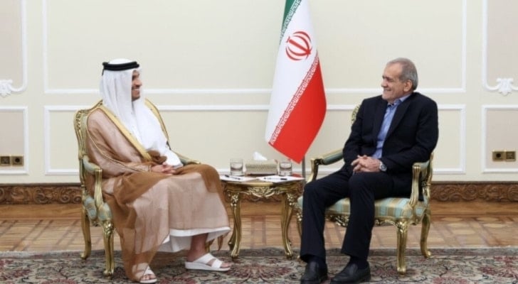  El presidente iraní, Masoud Pezeshkian, durante su reunión con el primer ministro y ministro de Asuntos Exteriores de Qatar, Mohammed bin Abdul Rahman Al Thani, en Teherán.