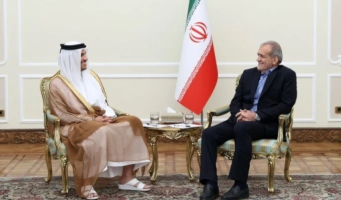 El presidente iraní, Masoud Pezeshkian, durante su reunión con el primer ministro y ministro de Asuntos Exteriores de Qatar, Mohammed bin Abdul Rahman Al Thani, en Teherán.