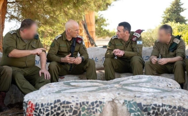 Jefe de Estado Mayor, Herzi Halevy, y comandante del Norte, Uri Gordin, en una reunión de evaluación con oficiales en una base del Norte. 9 de agosto de 2024. (Ejército israelí)   