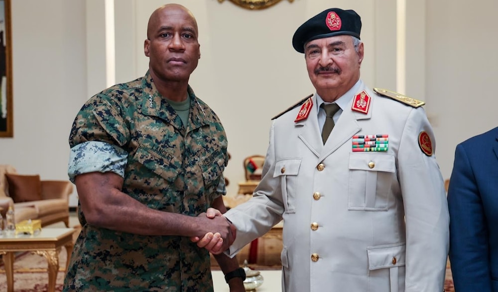 El comandante del ejército libio, Khalifa Haftar, y el comandante del mando militar estadounidense en África, general Michael Langley.