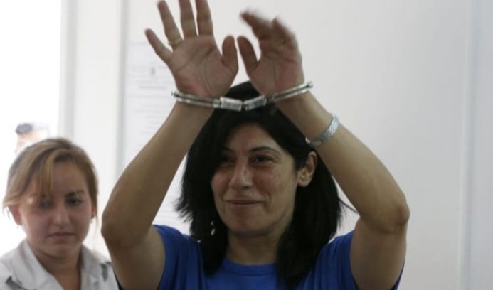 Khalida Jarrar está detenida hace más de un año y medio y actualmente sufren un injusto e inhumano ailamento a pesar de su precario estado de salud. 