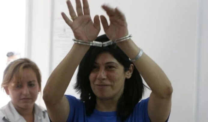Khalida Jarrar está detenida hace más de un año y medio y actualmente sufren un injusto e inhumano ailamento a pesar de su precario estado de salud. Khalida Jarrar está detenida hace más de un año y medio y actualmente sufren un injusto e inhumano ailamento a pesar de su precario estado de salud.