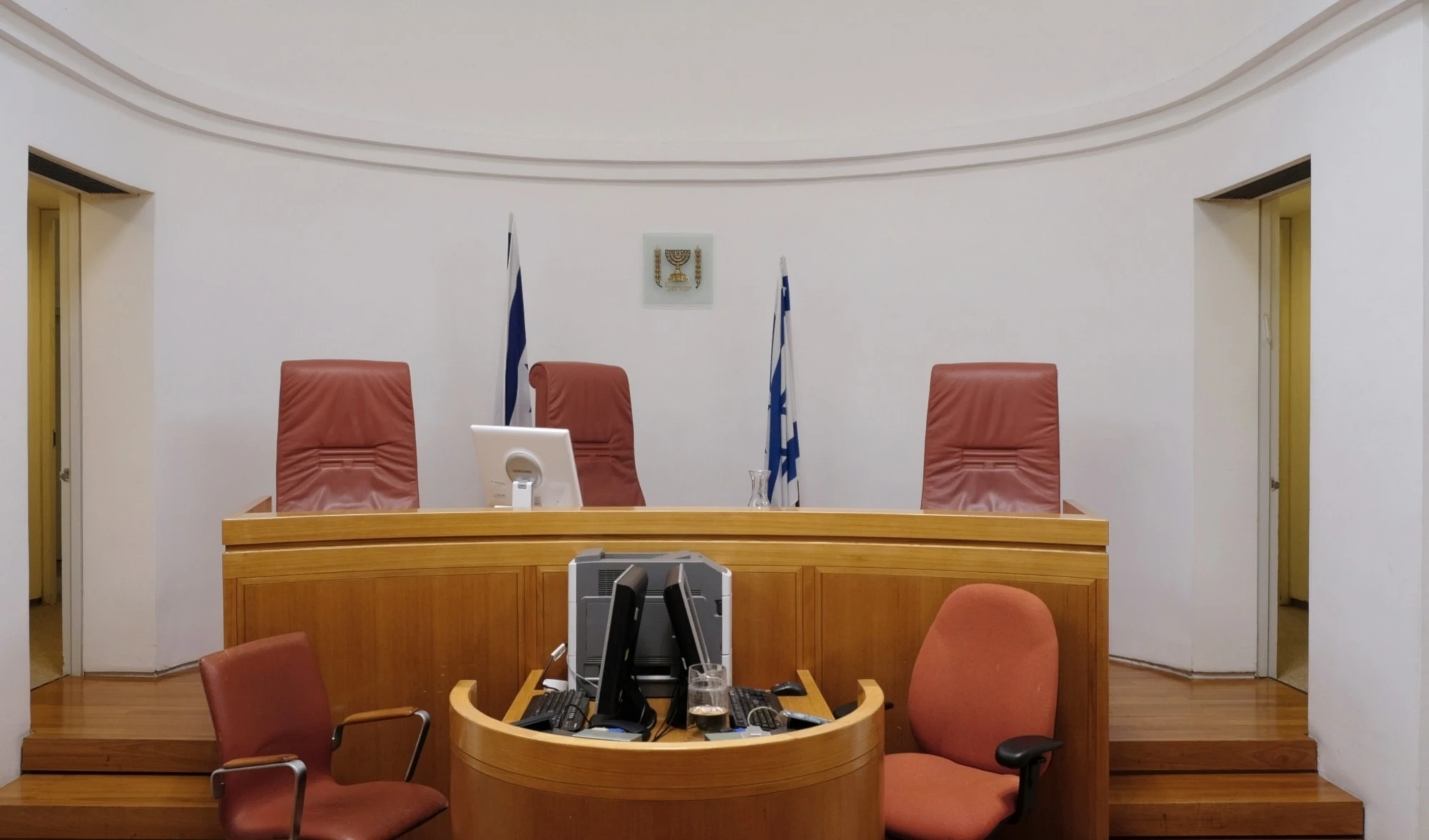 Describen las cortes israelíes como lugares sin justicia. Describen las cortes israelíes como lugares sin justicia.