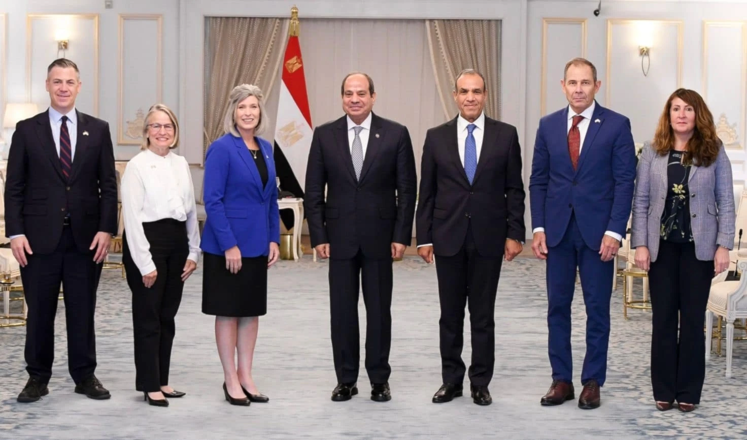 El presidente de Egipto recibe a una delegación del Congreso de Estados Unidos encabezada por la senadora Joni Ernst.