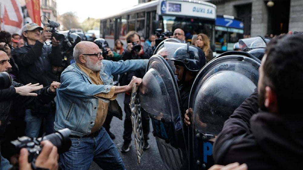 Policía en Argentina arremete contra movilización de jubilados