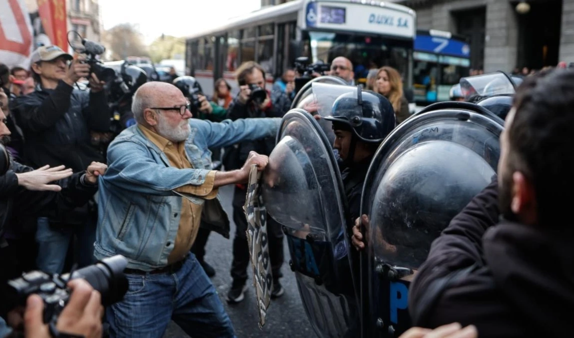 Policía en Argentina arremete contra movilización de jubilados