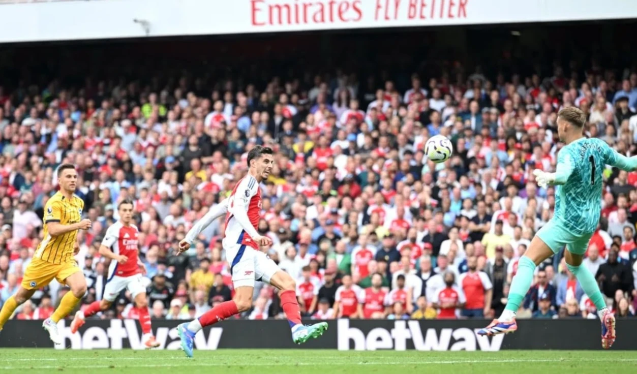 Arsenal y Brighton empatan en Premier League de fútbol.