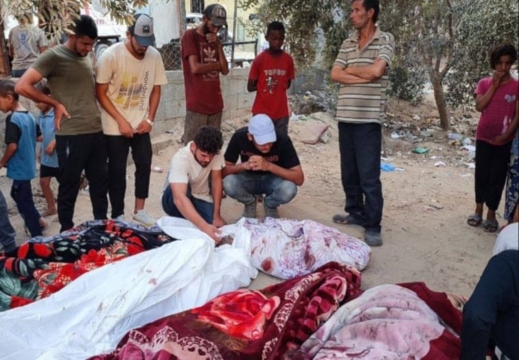 Cuerpos de mártires de la masacre en el campo de Nuseirat en el centro de la Franja de Gaza. (Foto: Quds News Network)