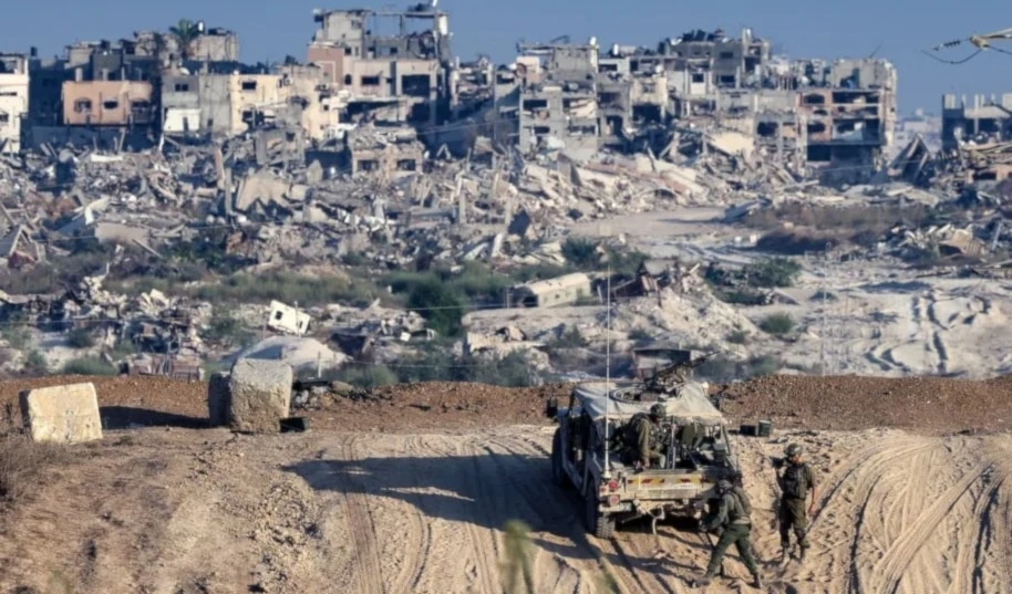 Soldados israelíes vigilan la Franja de Gaza. 29 de agosto de 2024 (Foto: AFP)
