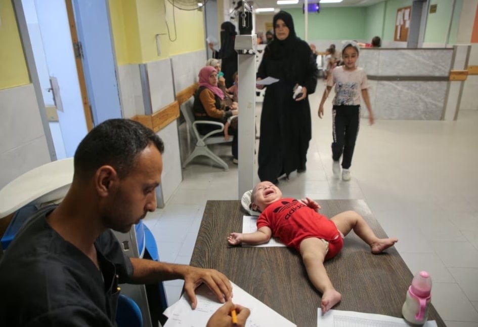 Médico examina un niño palestino en el Hospital Nasser en preparación para el lanzamiento de una campaña de vacunación contra la polio. 30 de agosto de 2024 (Foto: Reuters)