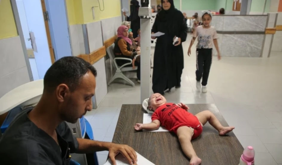 Médico examina un niño palestino en el Hospital Nasser en preparación para el lanzamiento de una campaña de vacunación contra la polio. 30 de agosto de 2024 (Foto: Reuters)
