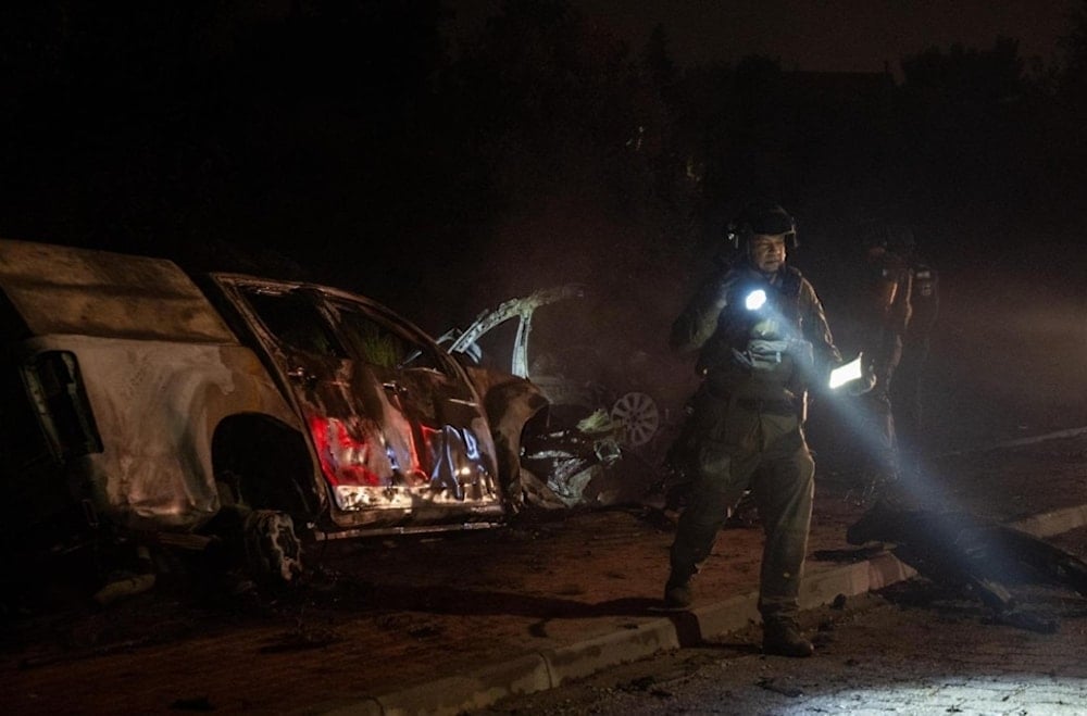 Soldados israelíes examinan restos de un coche bomba en el asentamiento de Karmei Tzur en Cisjordania. 30 de agosto de 2024. (Ejército de ocupación)