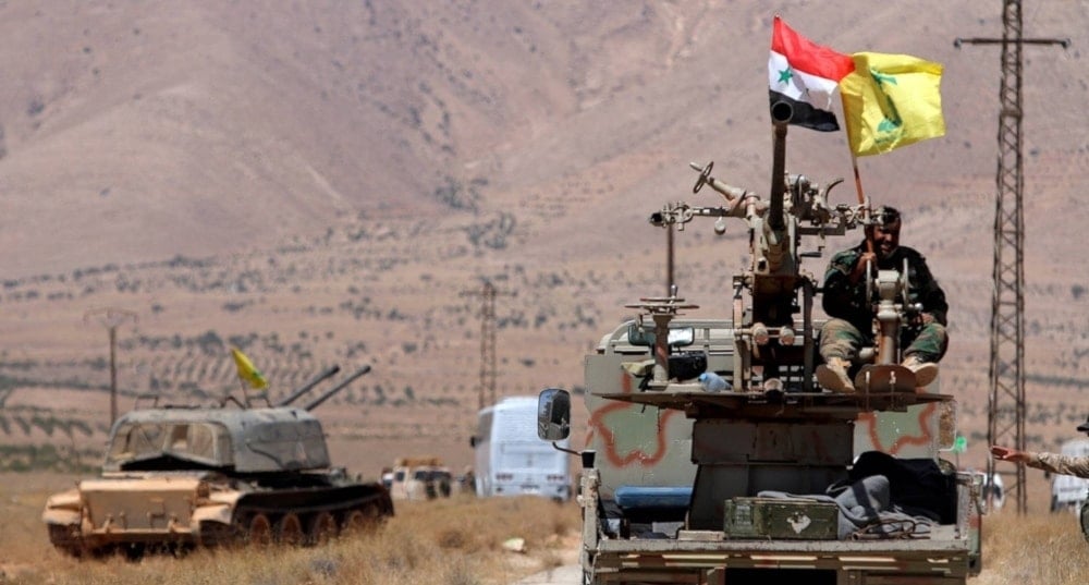 Las banderas de Siria y Hizbullah ondean desde un vehículo militar en Siria, cerca de la frontera (Foto: Archivo Reuters)