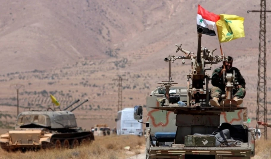 Las banderas de Siria y Hizbullah ondean desde un vehículo militar en Siria, cerca de la frontera (Foto: Archivo Reuters) Las banderas de Siria y Hizbullah ondean desde un vehículo militar en Siria, cerca de la frontera (Foto: Archivo Reuters)
