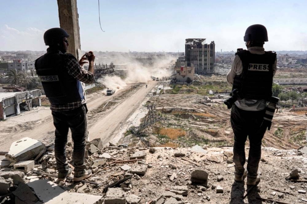 Periodistas desde lo alto de un edificio dañado frente al hospital Al-Salam en Khan Yunis. Foto: Getty Images. 