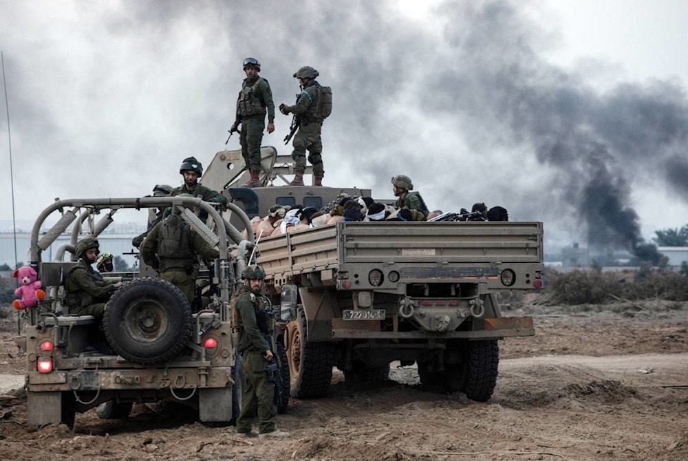 Prisioneros palestinos son trasladados por la ocupación. 8 de diciembre 2023 (Foto: Reuters)