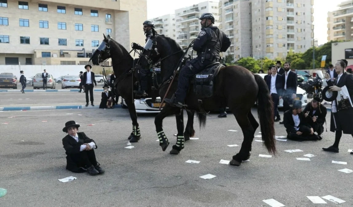 Enfrentamientos entre la policía israelí y los ultraortodoxos frente a la oficina de reclutamiento del ejército en Tel Hashomer.