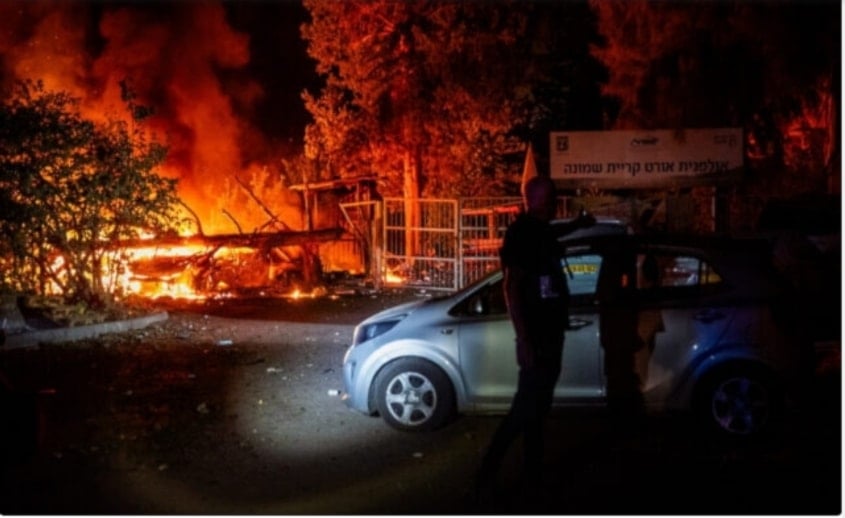 Un incendio en un asentamiento en el norte de Palestina ocupada después del ataque con misiles de Hizbullah.