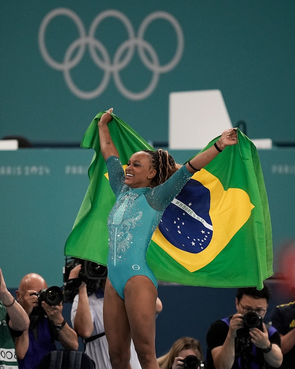 Oro en suelo y Rebeca Andrade es máxima medallista olímpica de Brasil.