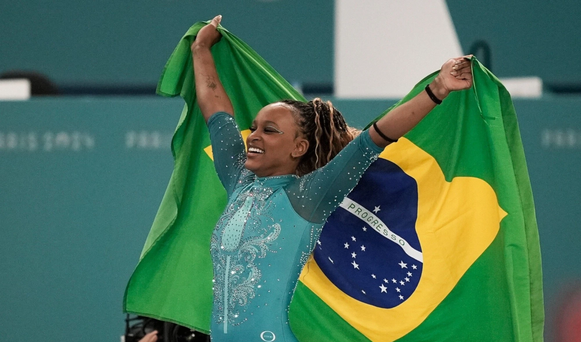 Oro en suelo y Rebeca Andrade es máxima medallista olímpica de Brasil.