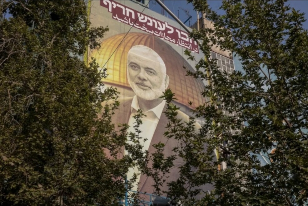 Un mural escrito hebreo en la Plaza Palestina de Teherán, la capital iraní, donde se lee: Esperen un castigo severo (Foto: Agencias)