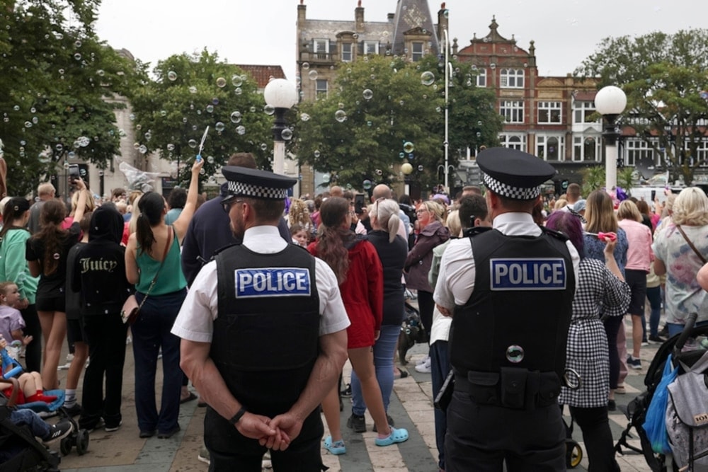  Policía vigila a miembros del público durante vigilia por las víctimas del apuñalamiento (Foto: AP)