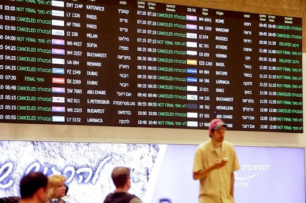 Los vuelos cancelados aparecen en el panel de información del aeropuerto Ben Gurion tras el ataque iraní a 