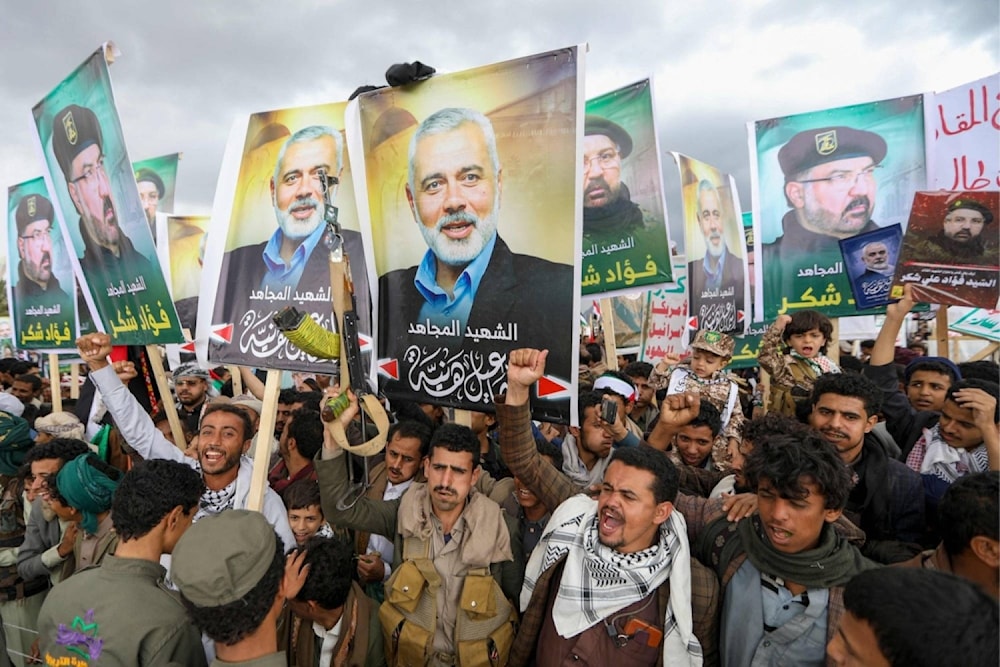 Yemenitas levantan imágenes de los mártires Ismail Haniyeh y Fouad Shokr en la capital, Saná. (Foto: Sitios de Yemen)