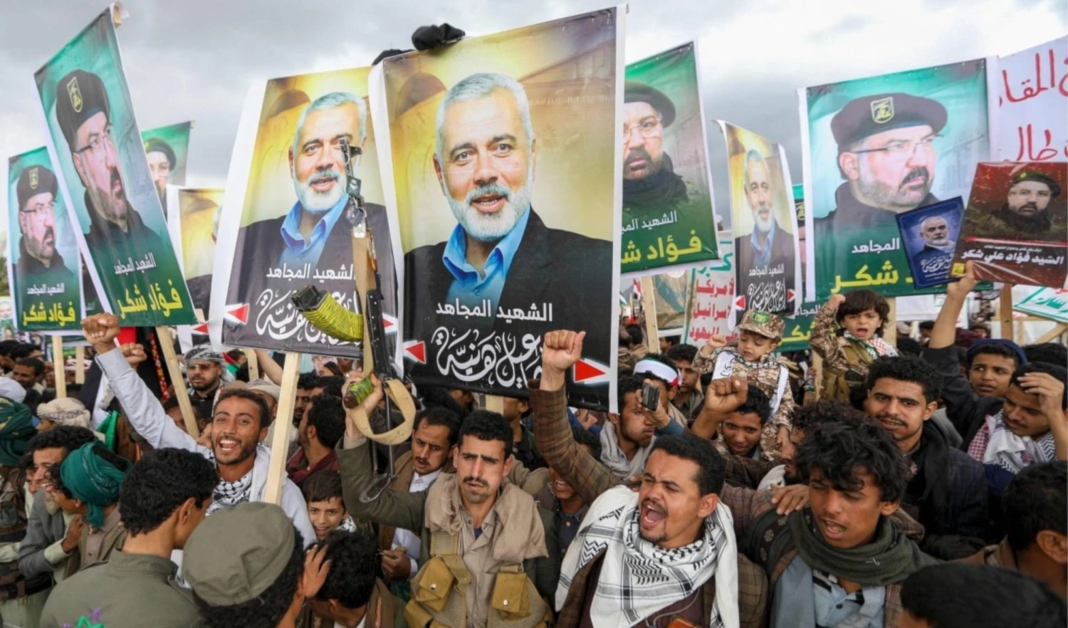 Yemenitas levantan imágenes de los mártires Ismail Haniyeh y Fouad Shokr en la capital, Saná. (Foto: Sitios de Yemen)