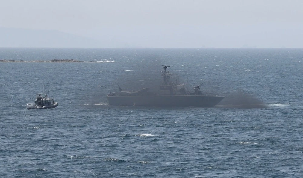 Barco de la fuerza naval israelí cerca de la zona fronteriza con Líbano en el Mediterráneo. Foto: Reuters