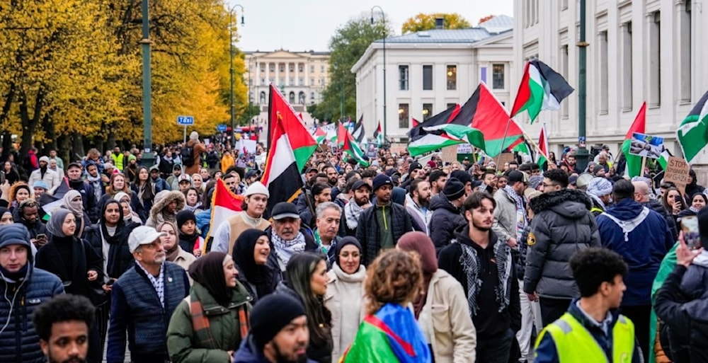 Miles de personas se manifiestan frente al Ministerio de Asuntos Exteriores en Oslo, Noruega, en apoyo a Palestina y exigen el fin de la agresión israelí.  (Foto: Agencias)