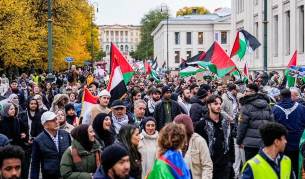 Miles de personas se manifiestan frente al Ministerio de Asuntos Exteriores en Oslo, Noruega, en apoyo a Palestina y exigen el fin de la agresión israelí.  (Foto: Agencias)