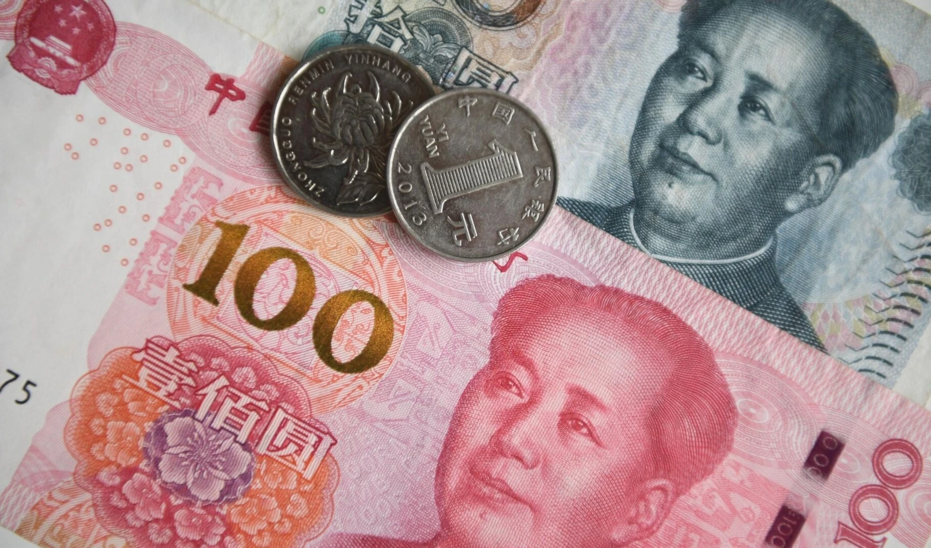 El yuan chino  lidera el proceso de la desdolarización global