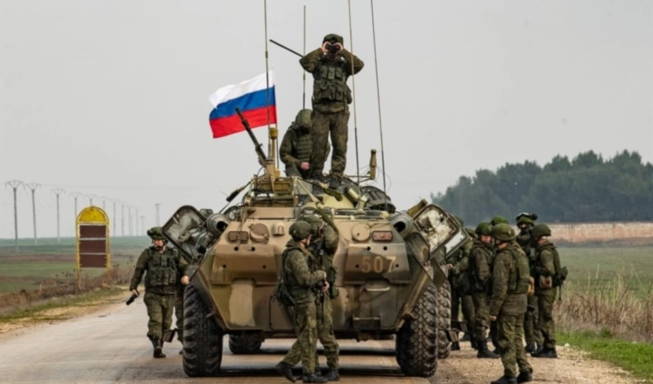 Soldados rusos patrullan carretera al norte de Siria.