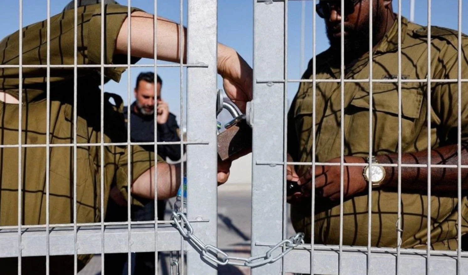 Soldados israelíes en la prisión Sedi Taiman, en el desierto de Negev. (Foto: Reuters)