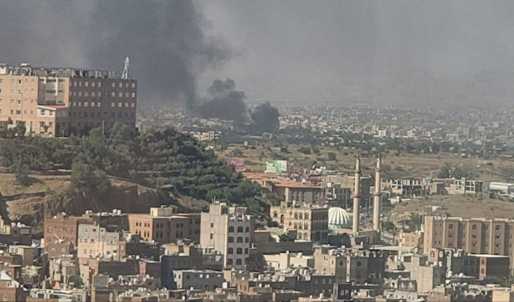 Nubes de humo se levantan tras el ataque israelí a la escuela en el distrito de Al-Taziah, en la provincia de Taiz, al suroeste de Yemen.