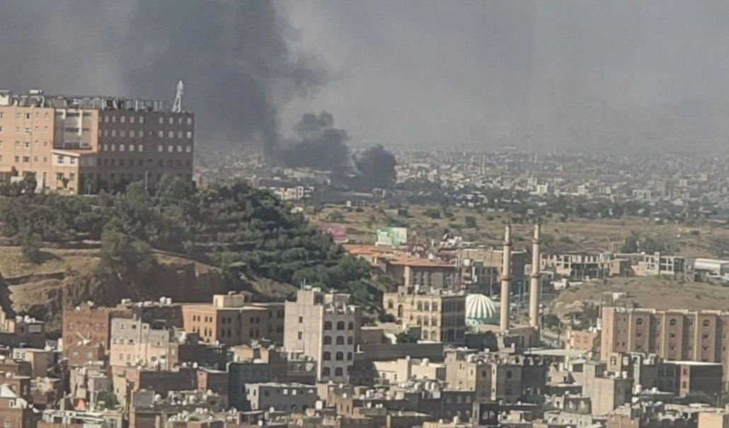 Nubes de humo se levantan tras el ataque israelí a la escuela en el distrito de Al-Taziah, en la provincia de Taiz, al suroeste de Yemen. Nubes de humo se levantan tras el ataque israelí a la escuela en el distrito de Al-Taziah, en la provincia de Taiz, al suroeste de Yemen.