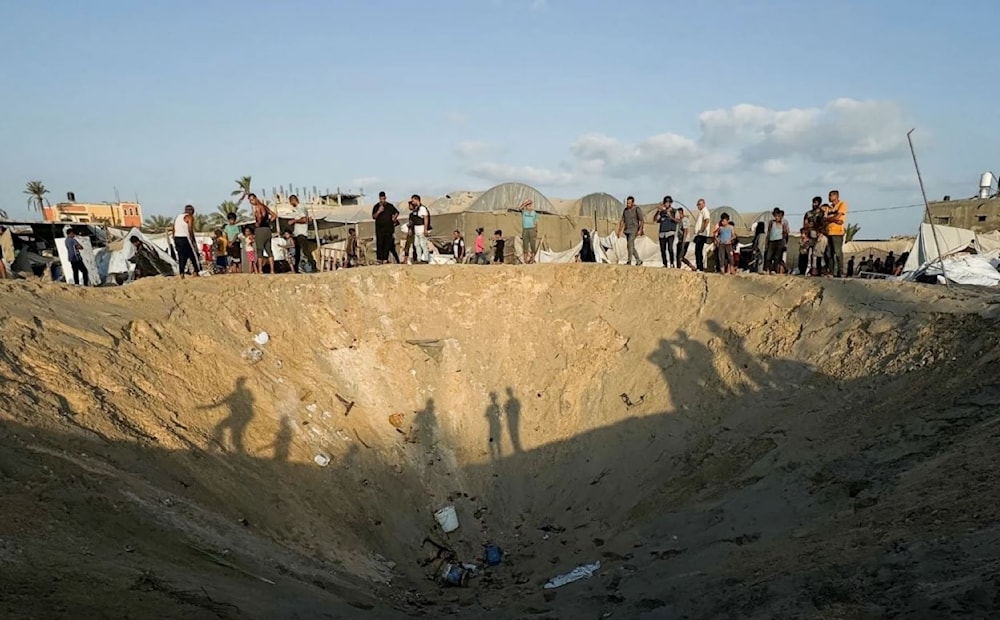 El alto poder de impacto de las bombas de alrededor de dos mil libras de peso cada una, provocó un cráter profundo sin precedentes en cuanto a su profundidad y amplitud.