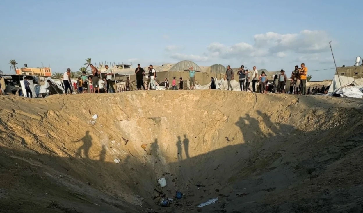 El alto poder de impacto de las bombas de alrededor de dos mil libras de peso cada una, provocó un cráter profundo sin precedentes en cuanto a su profundidad y amplitud.