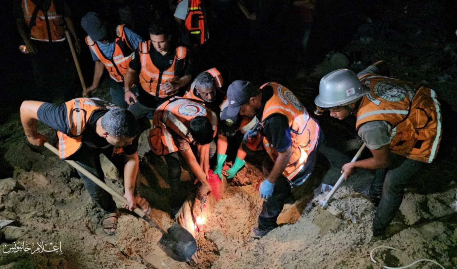 El alto poder de impacto de las bombas lanzadas por cazas israelíes sobre el campamento de Al-Mawasi, en Khan Yunis, hizo desaparecer a familias enteras bajo la arena. El alto poder de impacto de las bombas lanzadas por cazas israelíes sobre el campamento de Al-Mawasi, en Khan Yunis, hizo desaparecer a familias enteras bajo la arena.