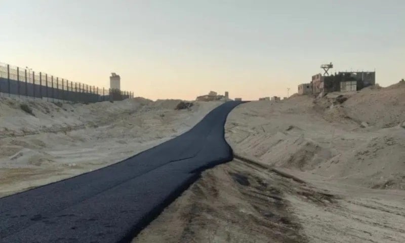 Parte de la carretera recientemente pavimentada por el ejército de ocupación israelí a lo largo del corredor de Filadelfia en el sur de la Franja de Gaza, en la frontera con Egipto (Foto: BBC)