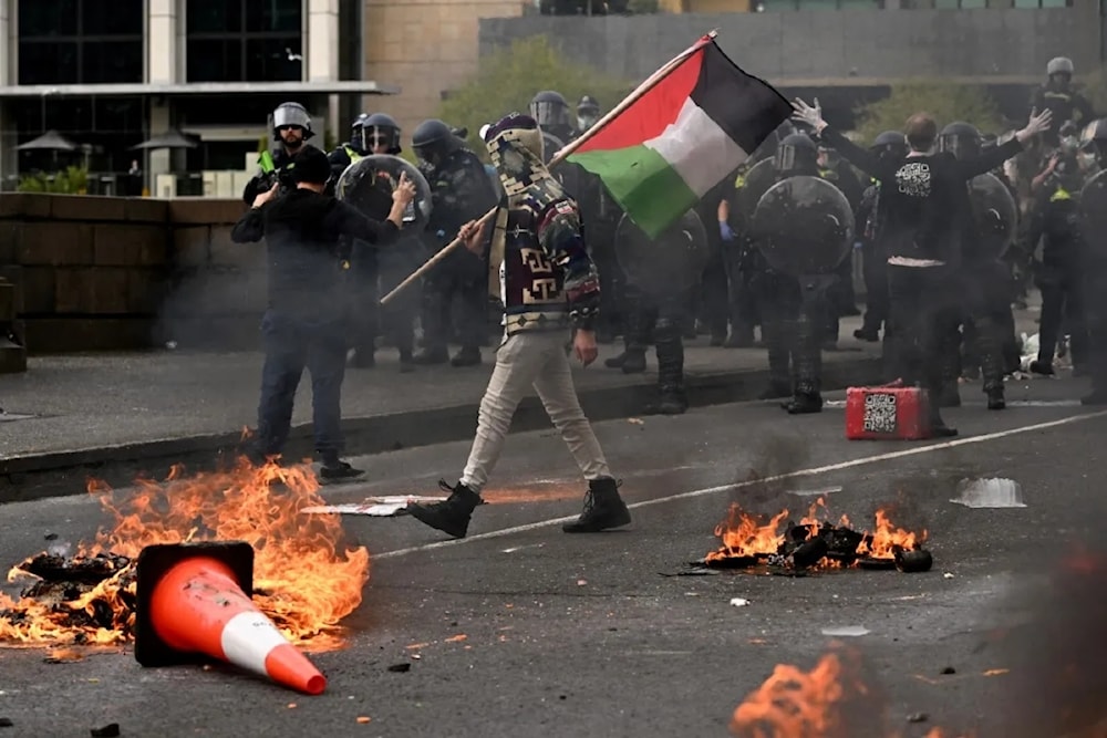 Un manifestante ondea la bandera palestina frente a la Exposición de las Fuerzas Terrestres en Melbourne, Australia, el 11 de septiembre de 2024. Foto: AFP