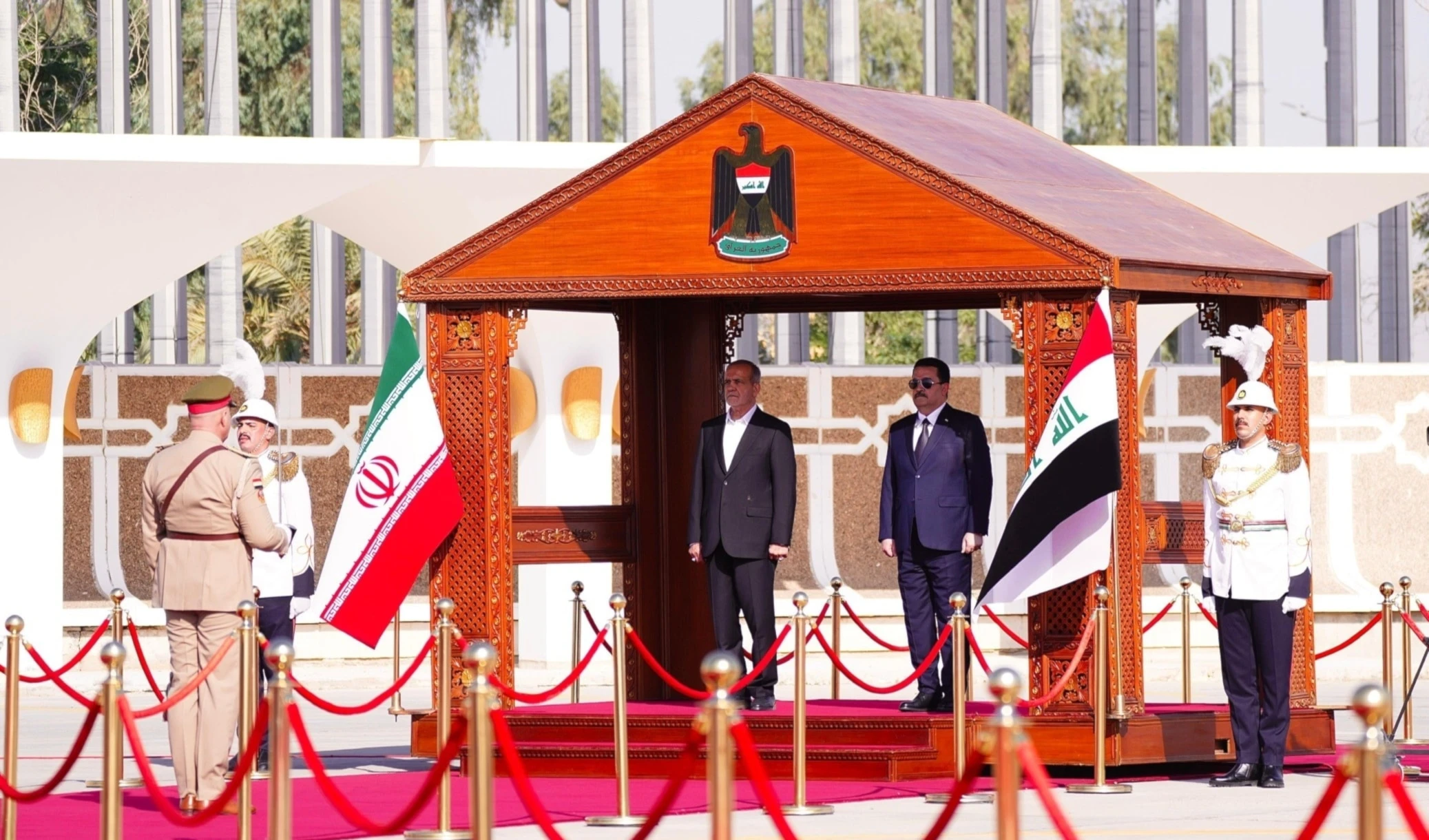 El primer ministro iraquí Mohammad Shiaa Al-Sudani dio la bienvenida oficial al presidente de Irán, Masoud Pezeshkian. Foto: (Medios de comunicación iraquíes)